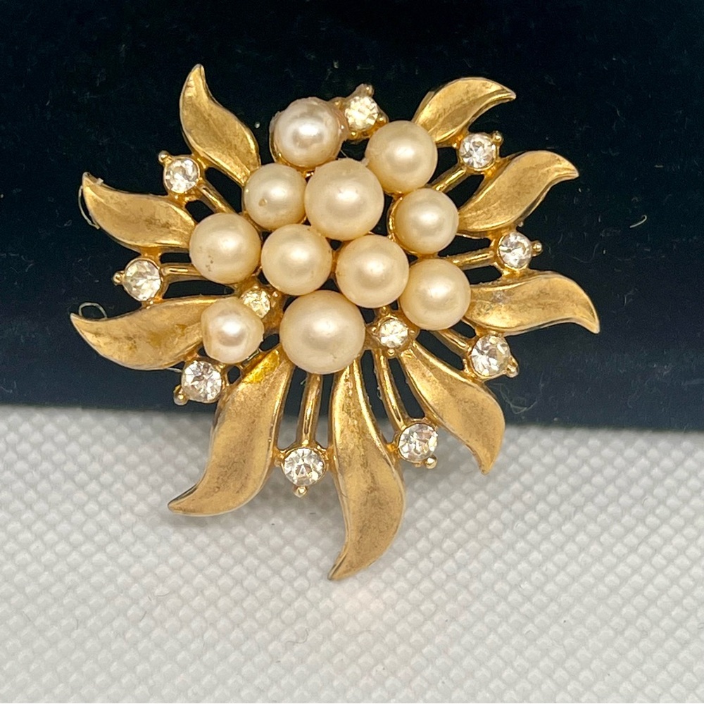 Vintage Crown‎ Trifari Gold Tone Brooch Pin Pearls & Rhinestones Signed